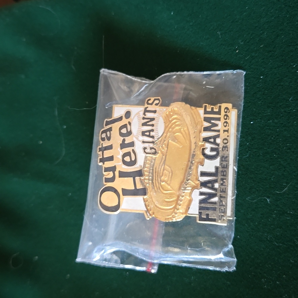 Giants pin